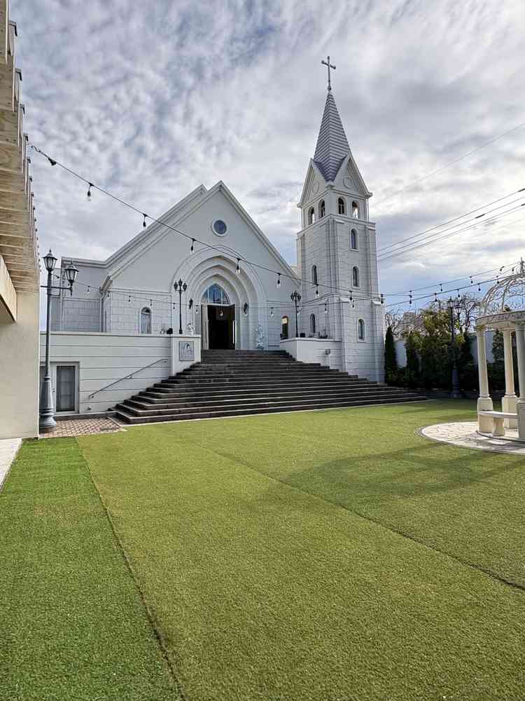 中庭から見たチャペル。