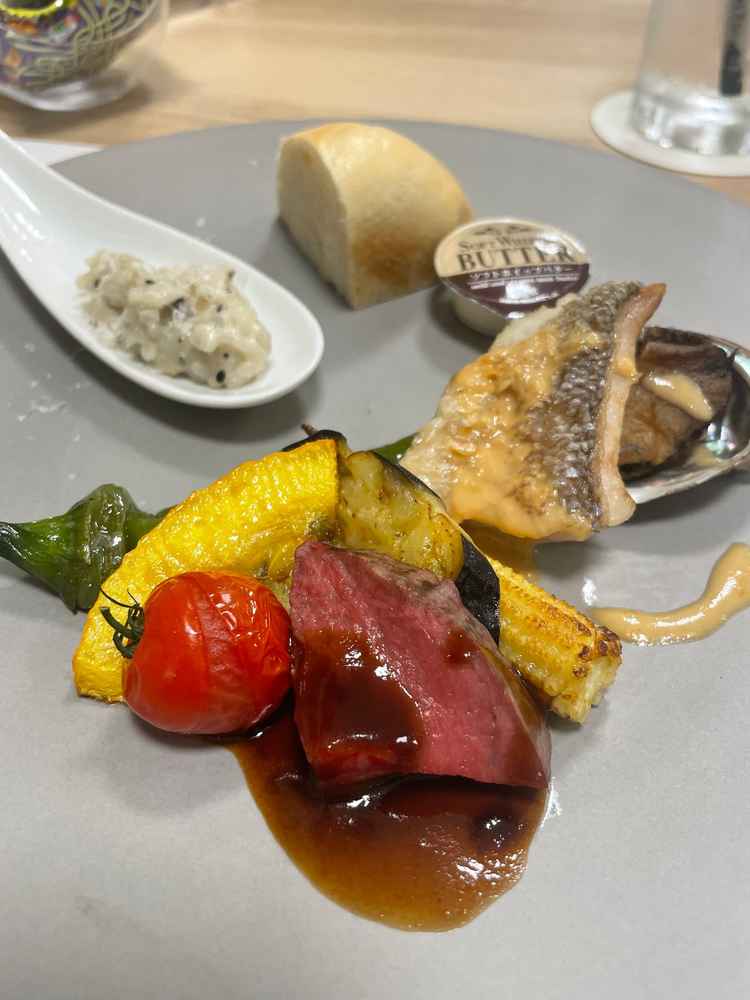 試食会での食事です。全て絶品でした。