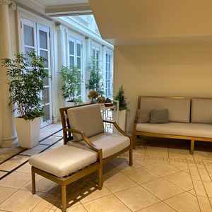 チャペルに向かう外と繋がった待合場所