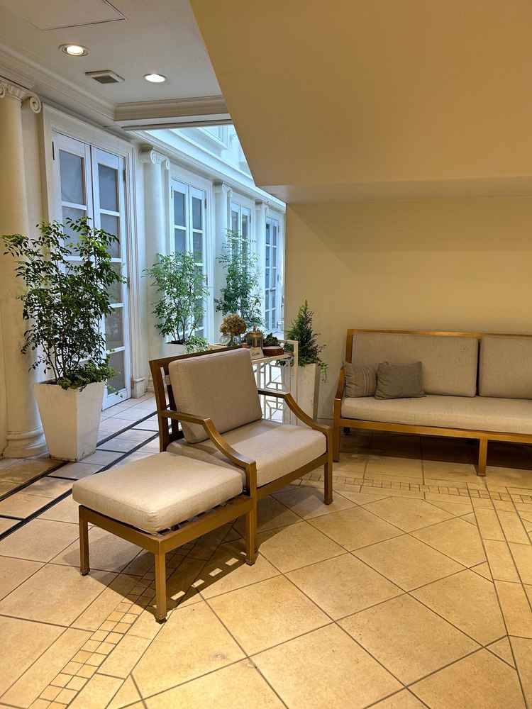 チャペルに向かう外と繋がった待合場所