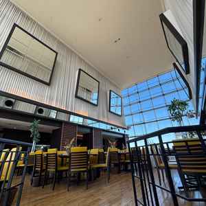 披露宴会場の写真。ガラス張りになっていて天井も高く、開放感がある作りで素敵でした。