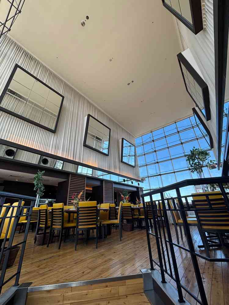 披露宴会場の写真。ガラス張りになっていて天井も高く、開放感がある作りで素敵でした。