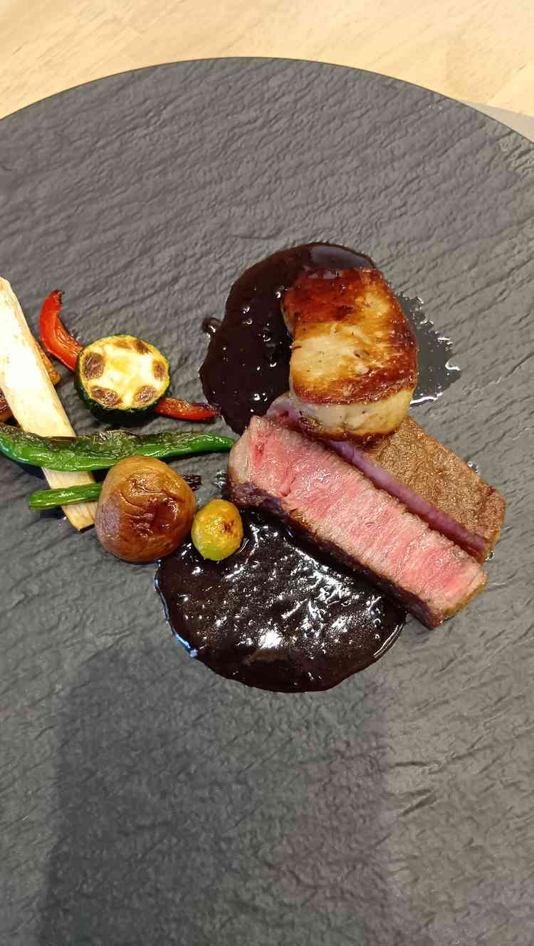 お料理。お肉とフォアグラと野菜。絶品。このお料理がでてきたら、みんなに喜んでもらえると思った。