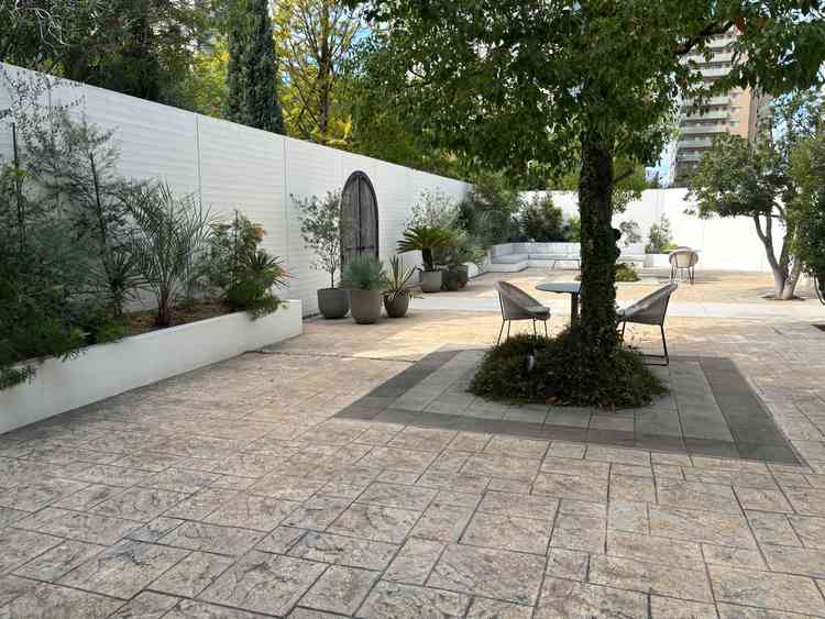 チャペル前の庭の写真。式場の前が道路だが全く見えなかったので良かった。