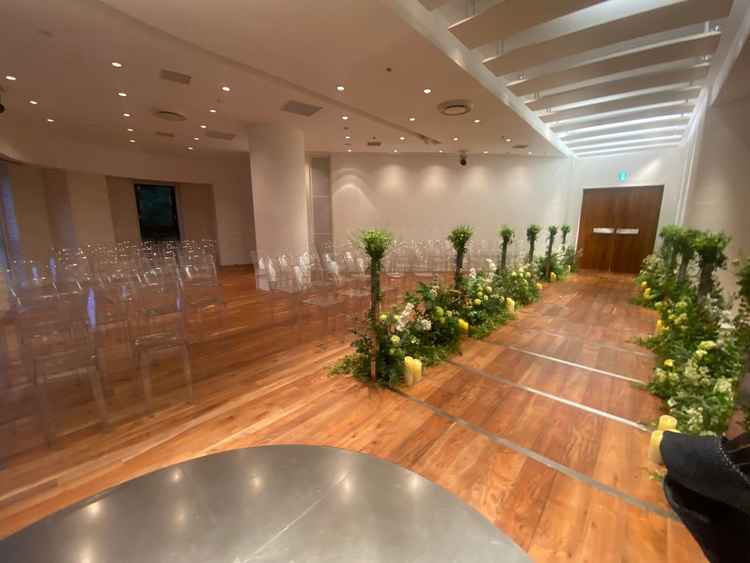 チャペル会場。お庭が見えてアットホームな雰囲気。他にも1つ見学しました。