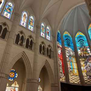 チャペルは天井が高く、期待以上に綺麗でした。正面だけでなく壁面にもステンドグラスがあります。