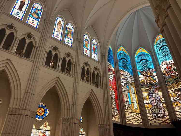 チャペルは天井が高く、期待以上に綺麗でした。正面だけでなく壁面にもステンドグラスがあります。