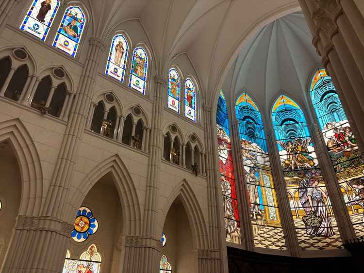 チャペルは天井が高く、期待以上に綺麗でした。正面だけでなく壁面にもステンドグラスがあります。