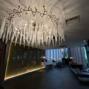 入り口の大きなシャンデリアが迫力あった！