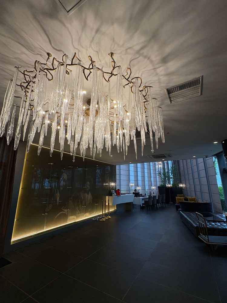 入り口の大きなシャンデリアが迫力あった！