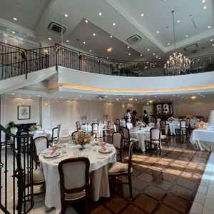 ３枚目と別の披露宴会場の写真。階段、2階スペースがあり、演出に広がりを持たせることができる