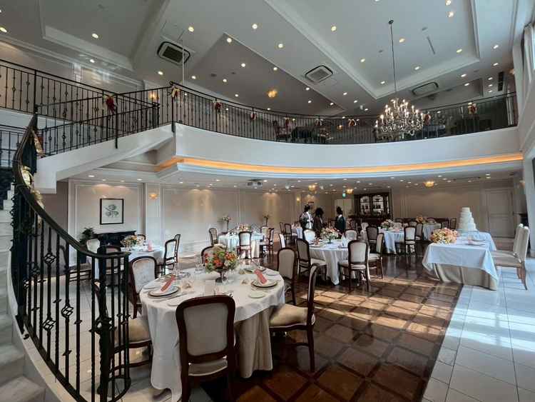 ３枚目と別の披露宴会場の写真。階段、2階スペースがあり、演出に広がりを持たせることができる