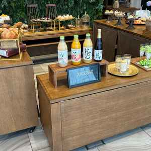 披露宴後のデザートビュッフェ会場。30分ほど滞在できるのでドレス姿で写真も撮れる