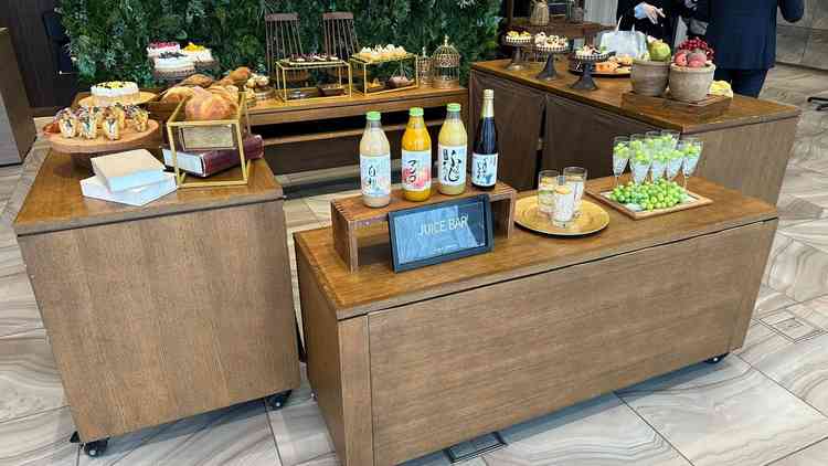 披露宴後のデザートビュッフェ会場。30分ほど滞在できるのでドレス姿で写真も撮れる