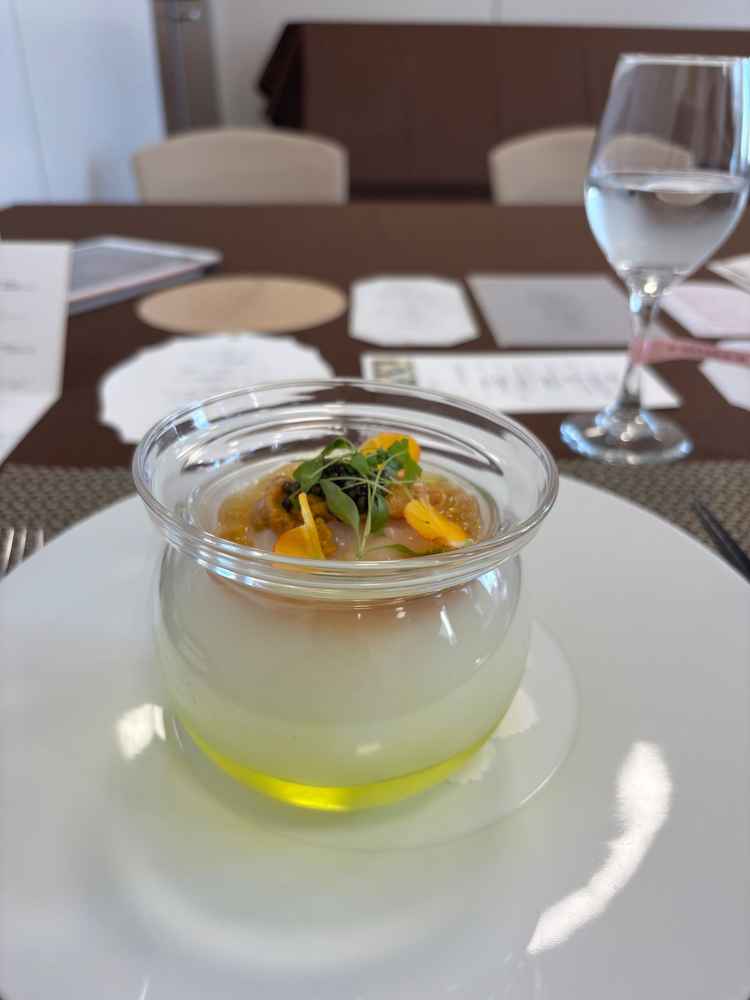 ウニが臭みもなく、とても甘くて美味しかったです。ベルガモットの香りもオシャレでした。