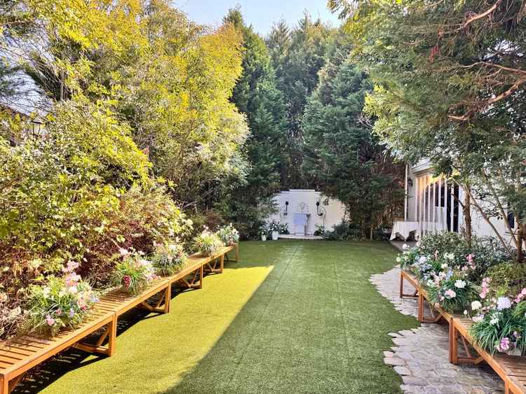 披露宴会場に繋がる庭で、ここで人前式もできる