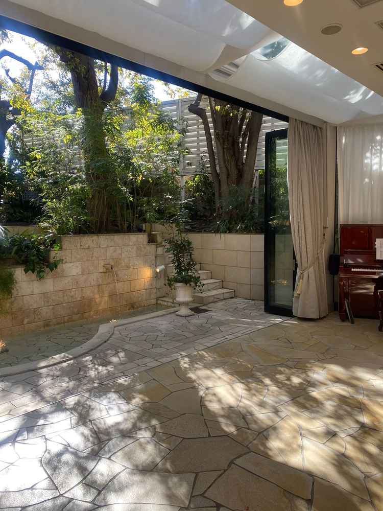 披露宴会場と繋がっているお庭。お庭から再入場などの演出ができそうだった。