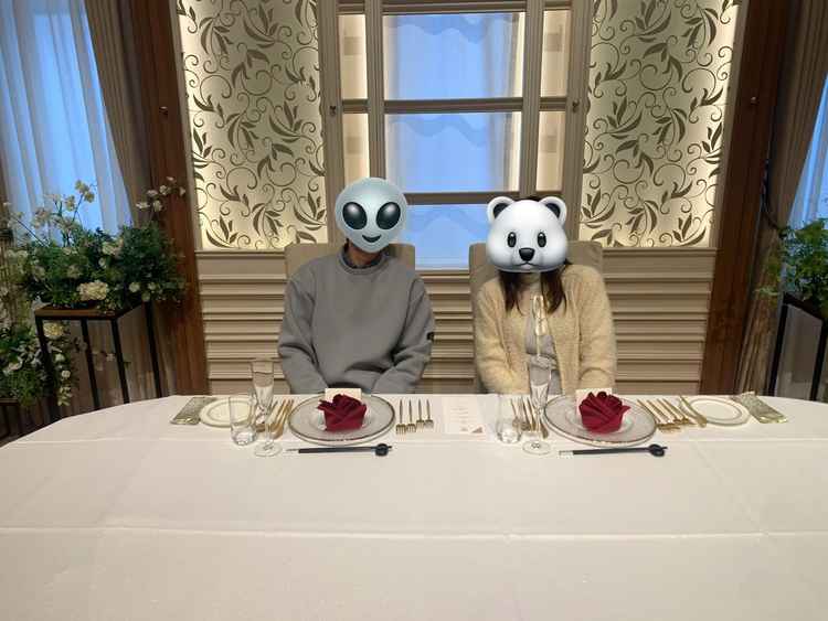 披露宴会場の新郎新婦席に実際に座らせてもらった。