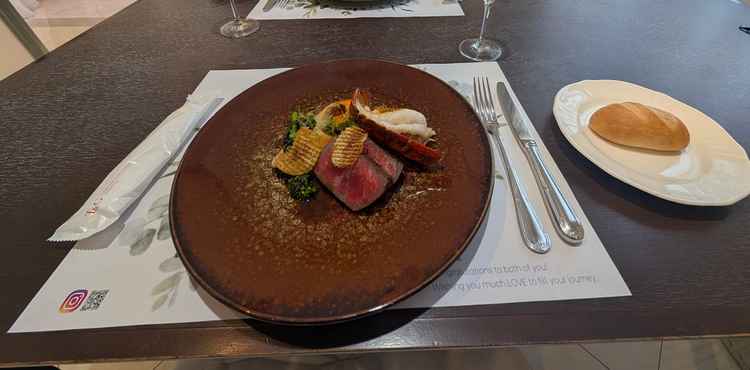 見学時に提供いただいた試食。福島牛、オマール海老、人参菜の花などの野菜でどれもおいしかったです。