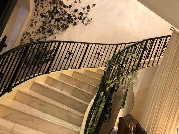 披露宴会場へ進む螺旋階段も写真映えしそうなスポットでした。