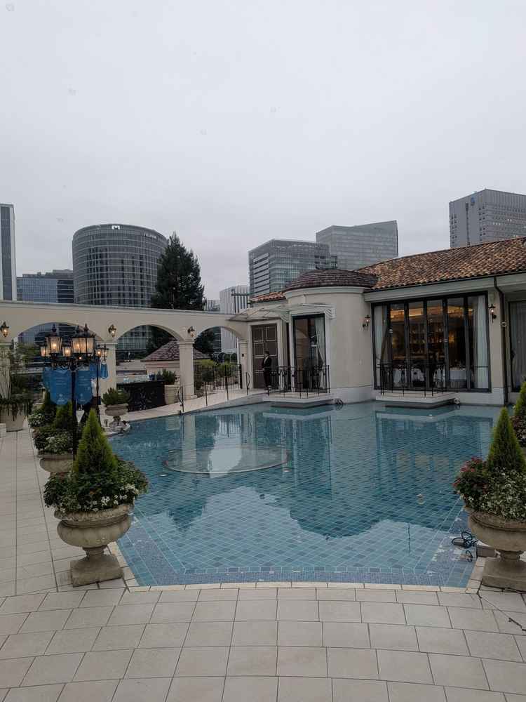 プールを囲む海外リゾートをイメージ出来る雰囲気