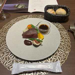 アルモニービーフというオリジナル牛肉が非常に柔らかく、焼き野菜の野菜も甘くておいしかった。