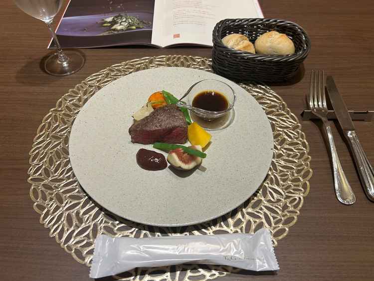 アルモニービーフというオリジナル牛肉が非常に柔らかく、焼き野菜の野菜も甘くておいしかった。