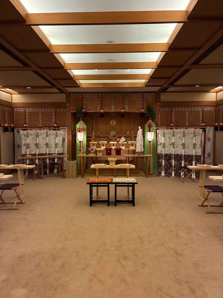 館内神殿内です。外の音が一切聞こえなくなり、雰囲気がグッと変わります。清潔感があり厳かな式が行えそう