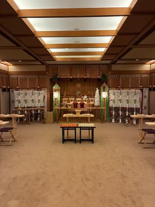 館内神殿内です。外の音が一切聞こえなくなり、雰囲気がグッと変わります。清潔感があり厳かな式が行えそう