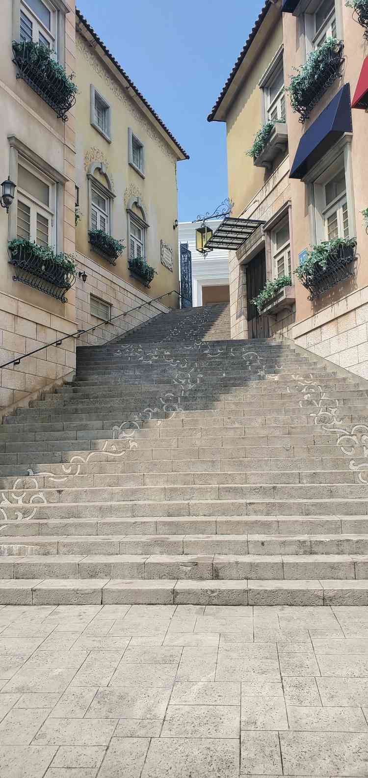 教会前の階段、素敵な写真が撮れそうでわくわくします。