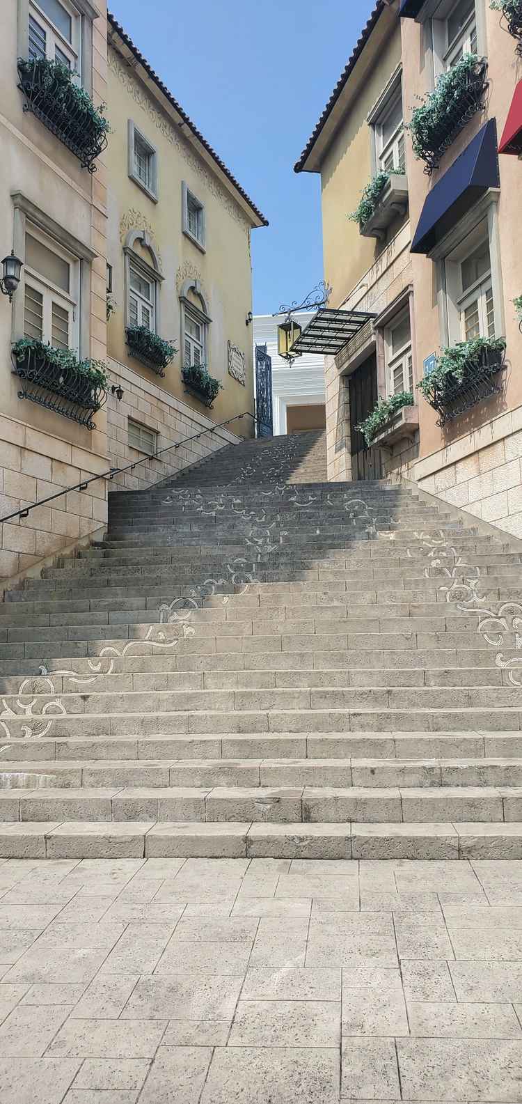 教会前の階段、素敵な写真が撮れそうでわくわくします。