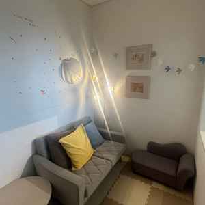 チャペルの様子を窓から眺めることができるキッズルームです。小さな子供がいても安心できます。