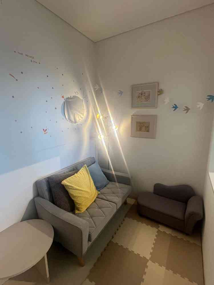 チャペルの様子を窓から眺めることができるキッズルームです。小さな子供がいても安心できます。