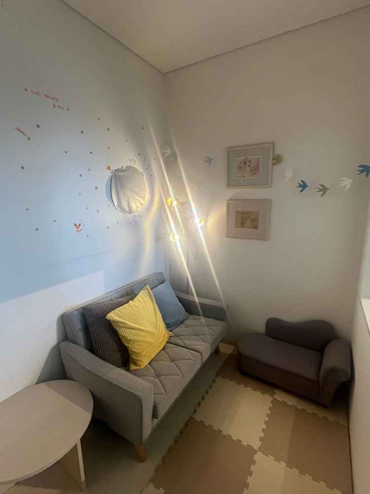 チャペルの様子を窓から眺めることができるキッズルームです。小さな子供がいても安心できます。