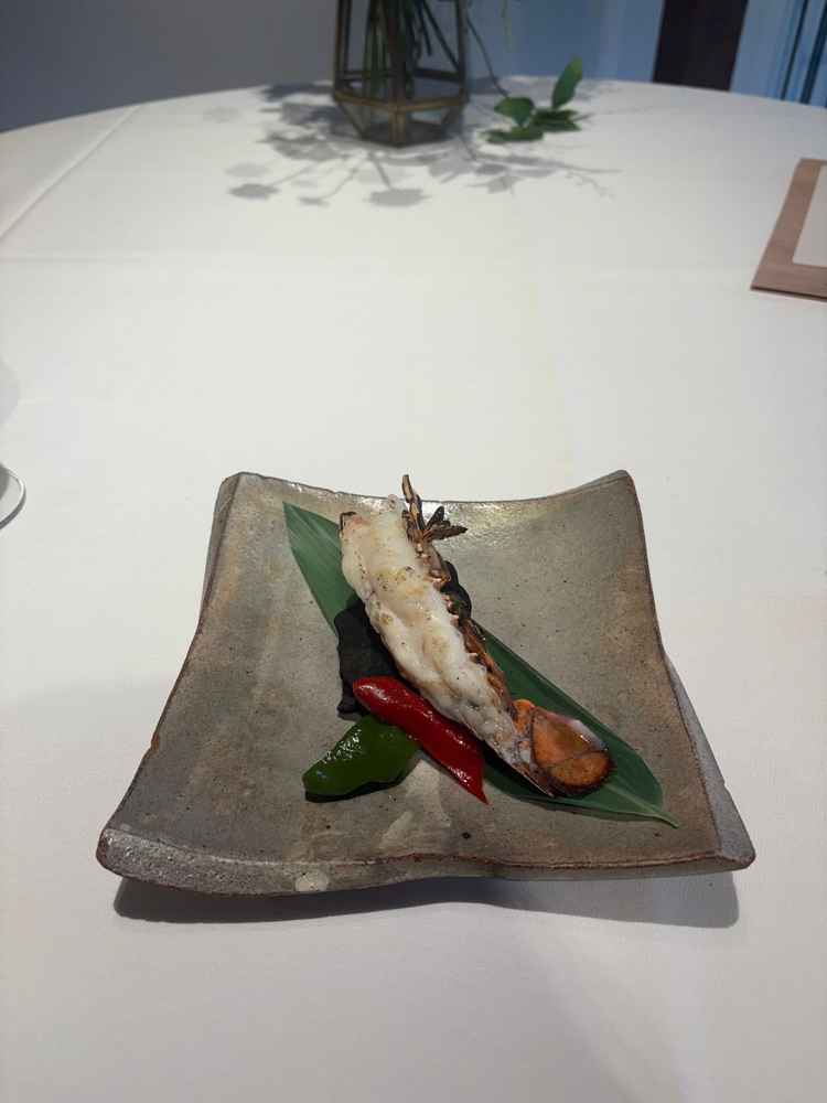 オマール海老。火入れが抜群でとても美味しかったです。