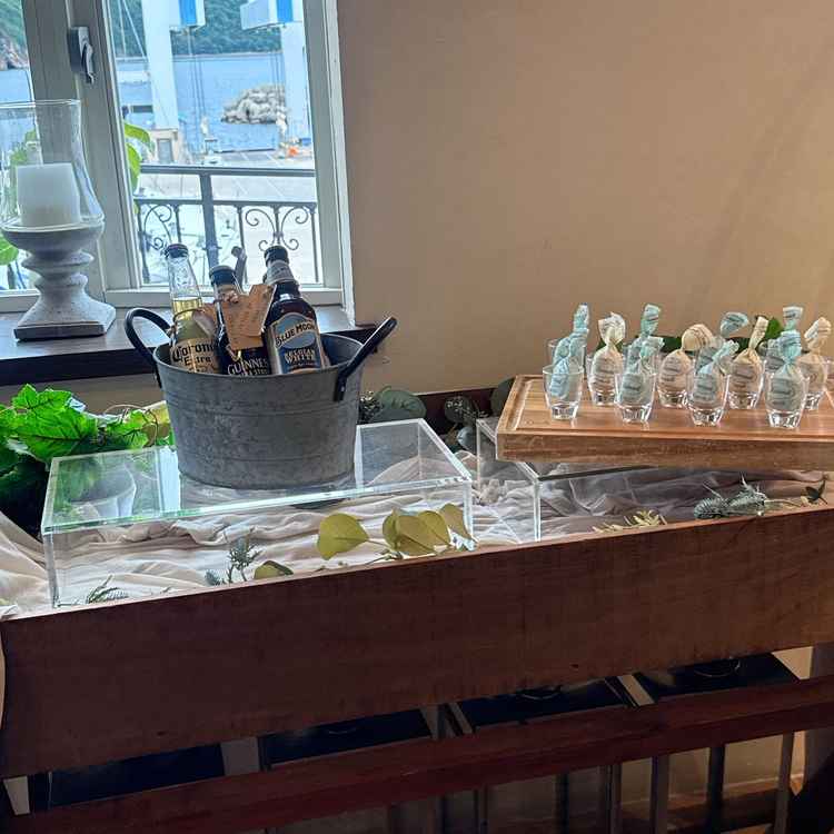 会場に入る前の部屋でwelcomeパーティー。ドリンク、アイス、一口サイズの軽食が並べられる。