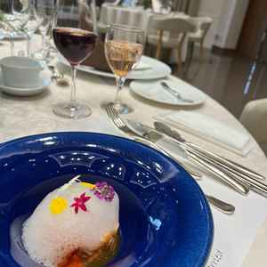 お料理は華やかで美味しい。スプーンでお召し上がりくださいなど使用するカトラリーの案内があって、親切。