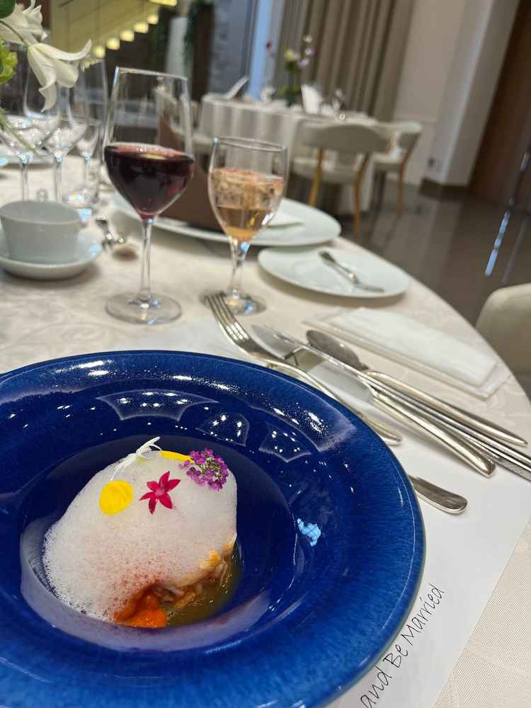 お料理は華やかで美味しい。スプーンでお召し上がりくださいなど使用するカトラリーの案内があって、親切。