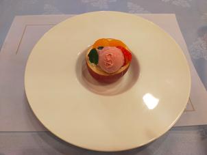 コースデザート。りんごを丸々一個くり抜いて使い、中にはアイスやムースになっており、美味しかった。