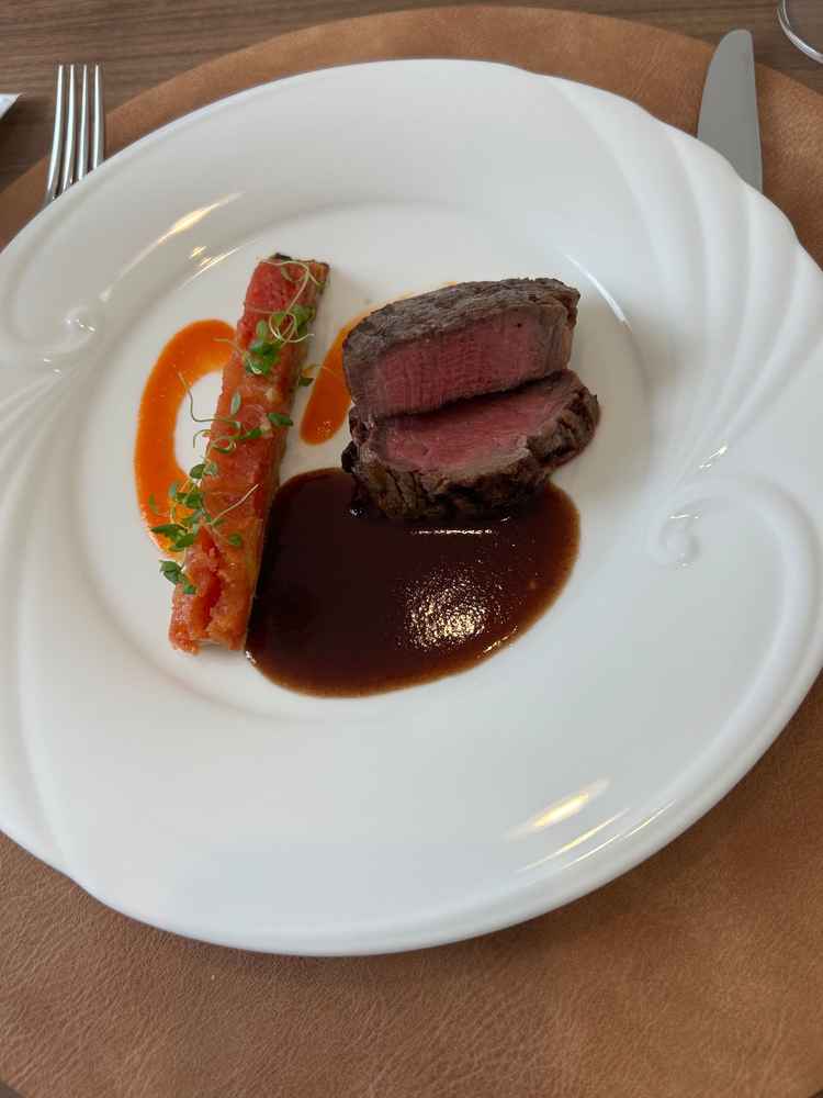 こちらも試食でいただいたお肉。まだ温かく、当日もできたてのお料理がいただけるとのこと。
