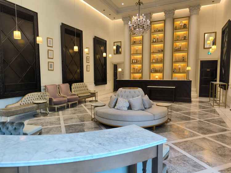 貸し切りの受付で皆がゆったり過ごせる空間