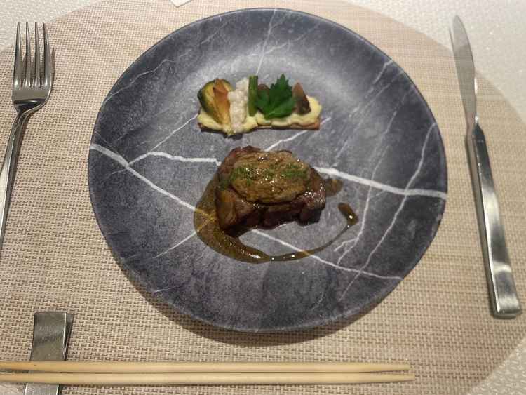 試食のお肉料理。ソースが絶品。他の料理もコースで試食ができるので事前にお料理の確認ができる。