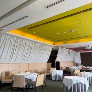 披露宴会場の一枚。天井の色とカーペットの色がリンクしており、おしゃれな雰囲気がありました。