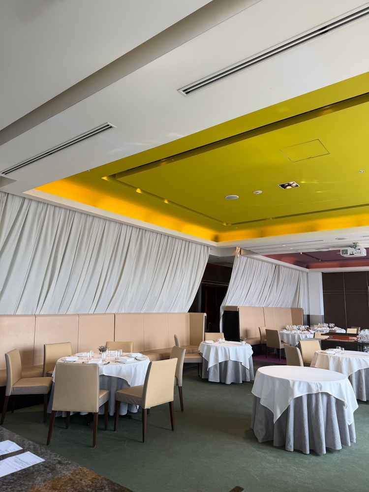 披露宴会場の一枚。天井の色とカーペットの色がリンクしており、おしゃれな雰囲気がありました。