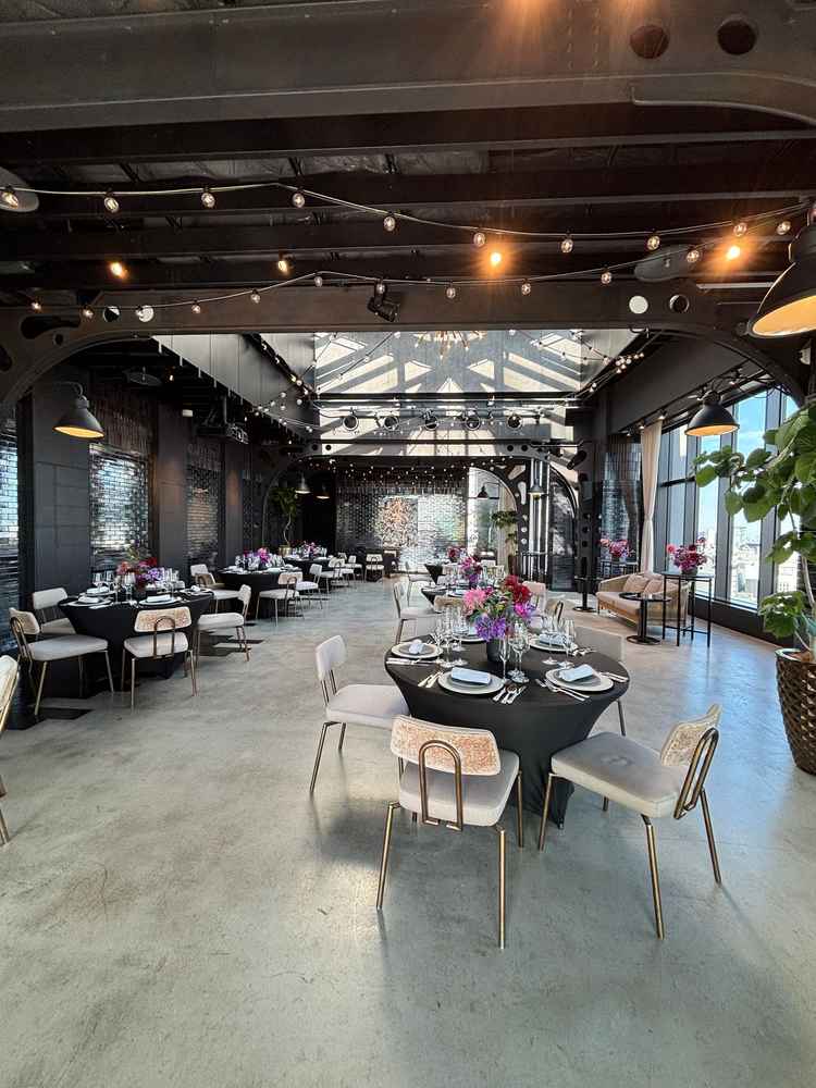 屋上にある挙式会場。テラスもついており、カジュアルでインダストリアルな雰囲気でした。