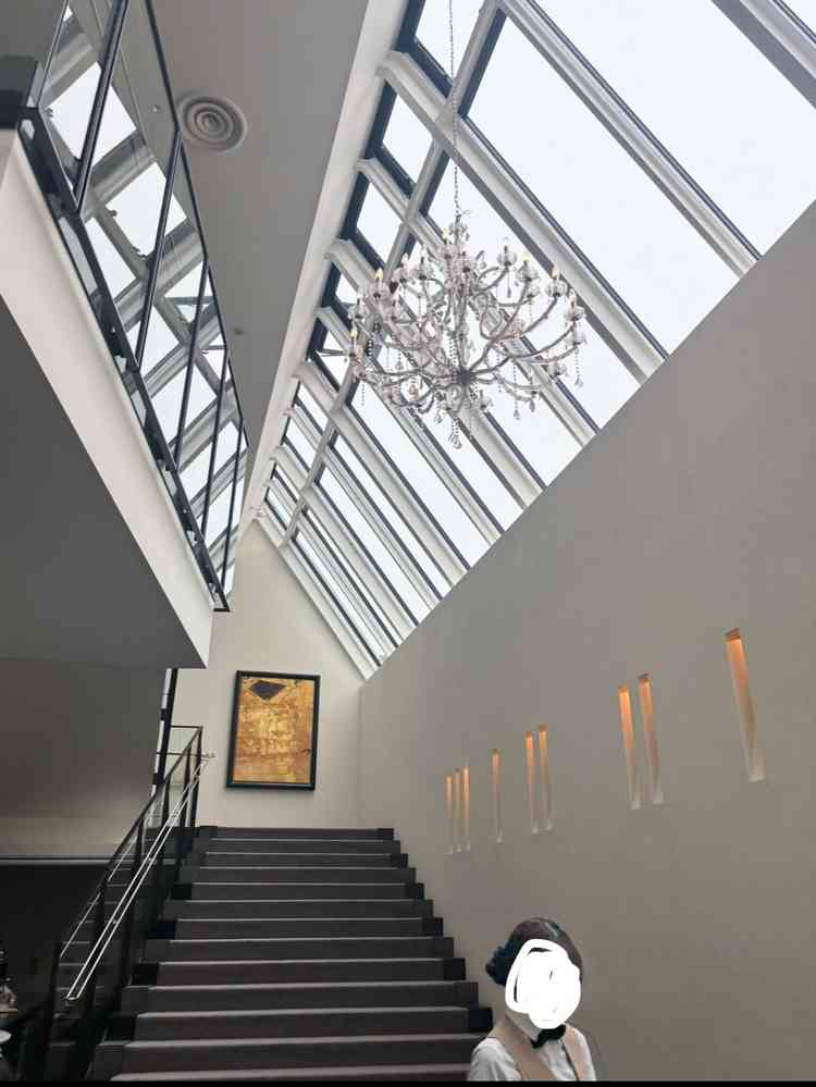 カクテルタイムを楽しむ場所とのことです。天窓となっており開けた空間でした。