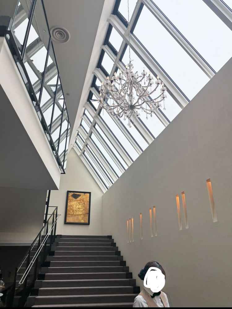 カクテルタイムを楽しむ場所とのことです。天窓となっており開けた空間でした。