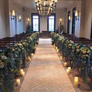 チャペルのバージンロードがすごく長くて、落ち着いた印象がある