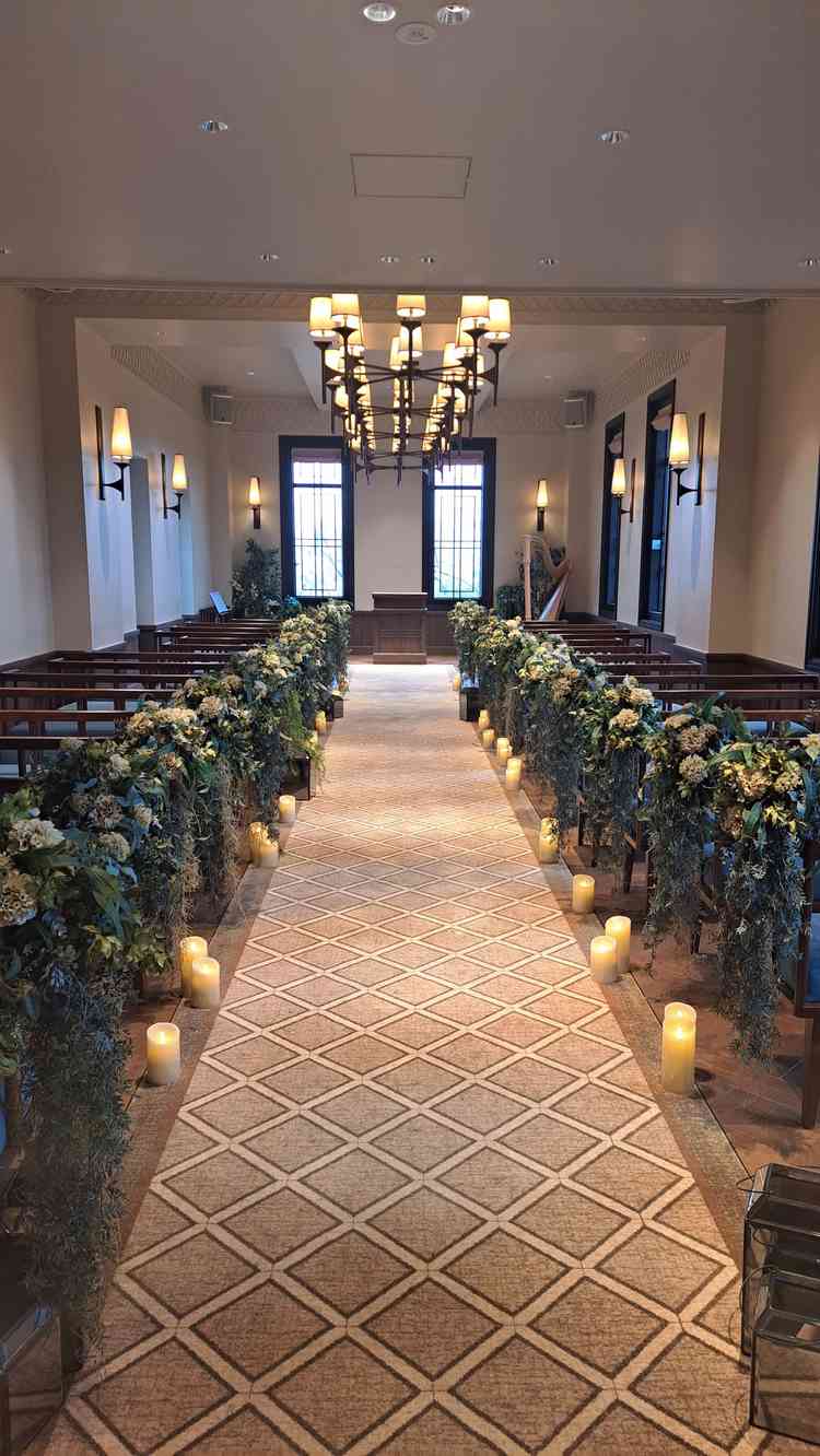 チャペルのバージンロードがすごく長くて、落ち着いた印象がある