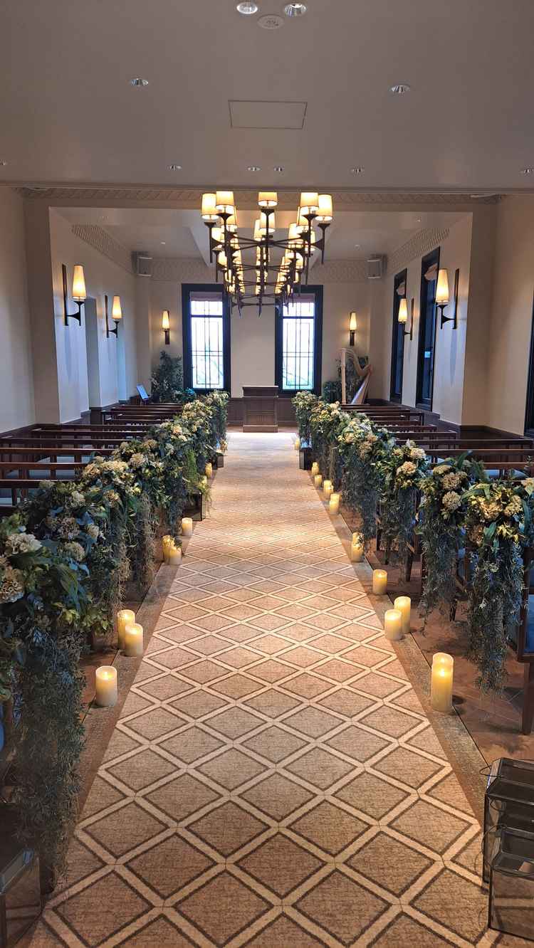 チャペルのバージンロードがすごく長くて、落ち着いた印象がある